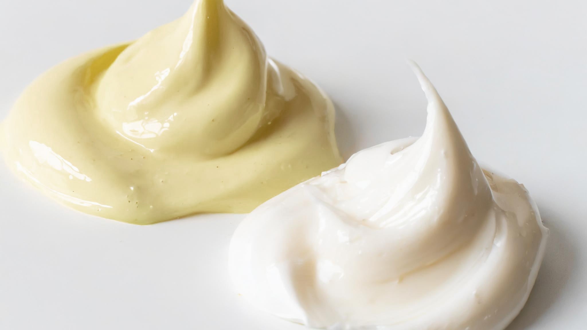 2 differently colored dollops of cream