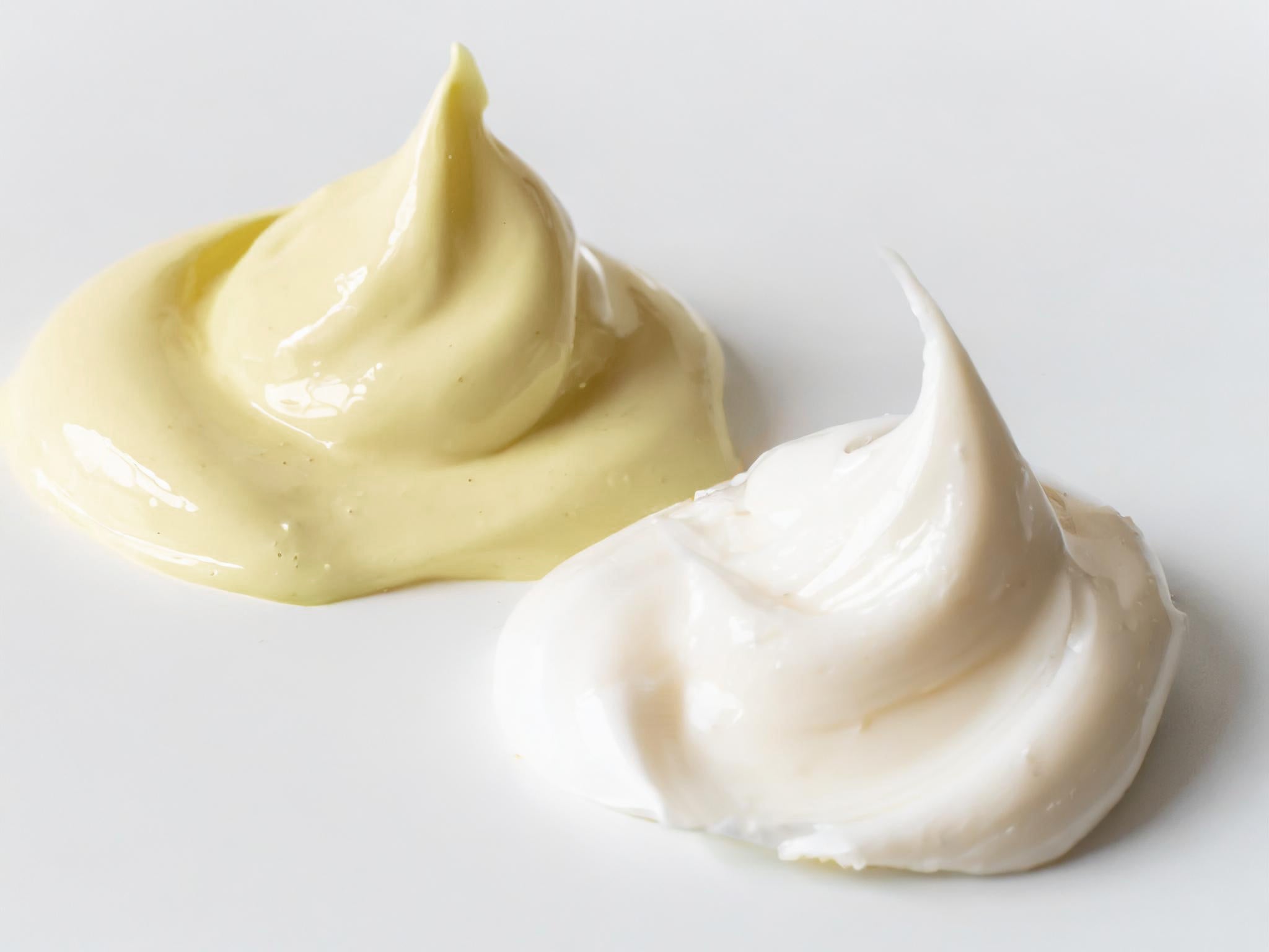 2 differently colored dollops of cream
