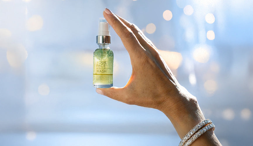 hand holding moisturizing wash mini