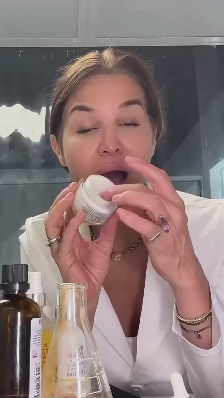 Denice shows how she mixes THE CREAM and MARINE PEARL CREAM